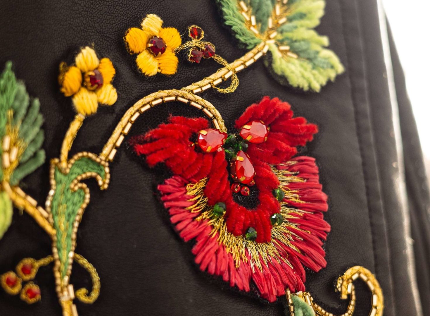 Профессиональная вышивка гладью – цветочные мотивы на одежде